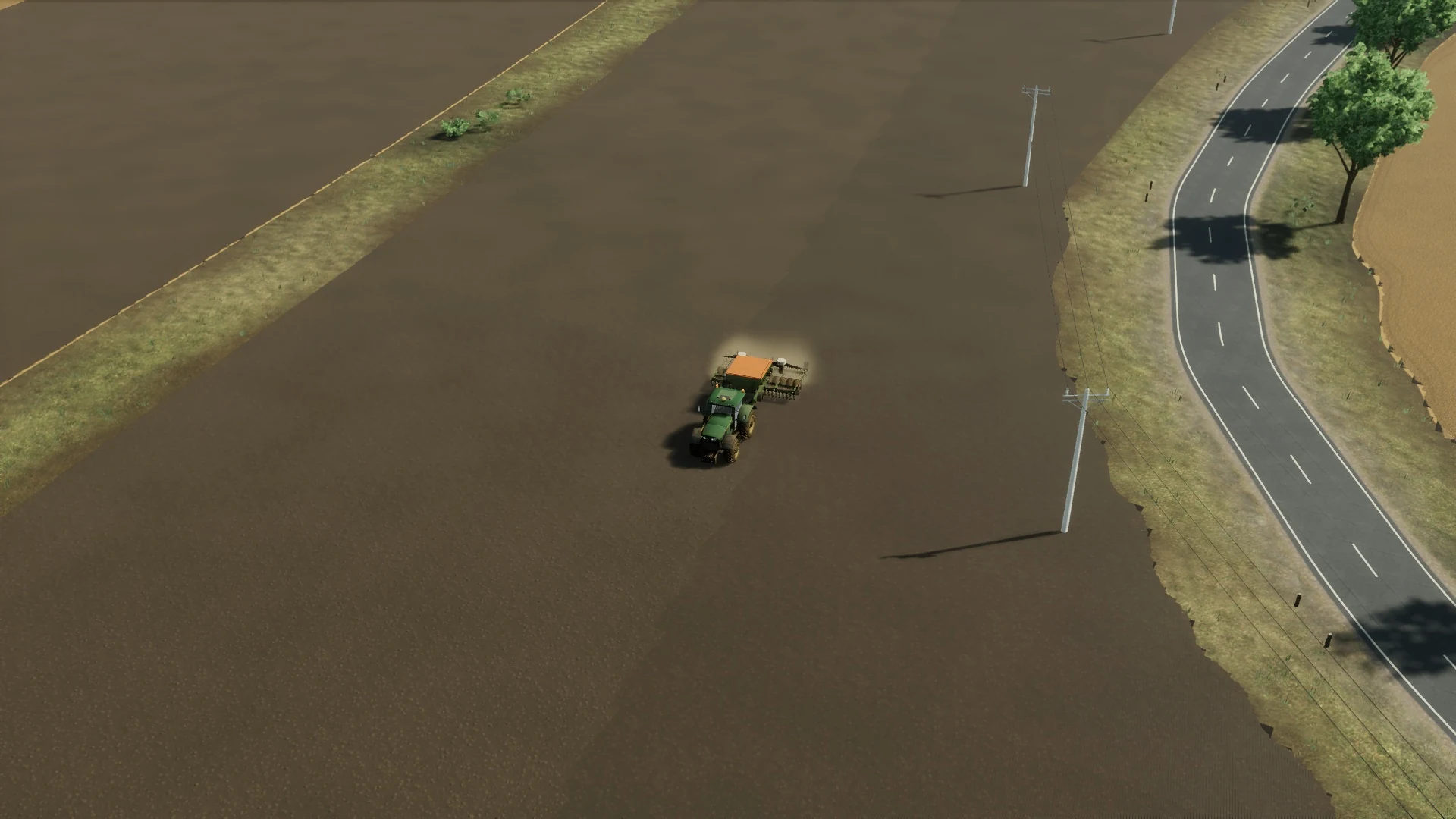 Zelený traktor pracuje na připraveném poli se spuštěným secím strojem.